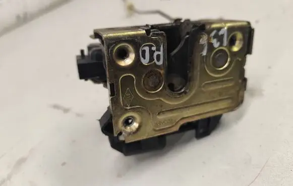 Renault Megane I Front door lock 
