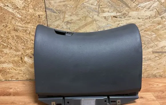 Glove box