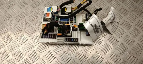 Peugeot 3008 III Fuse module 9864564580