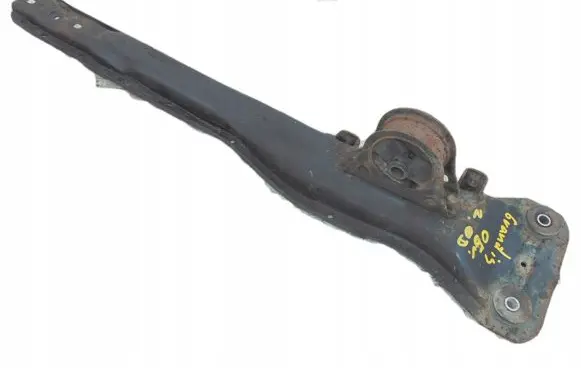 Mitsubishi Grandis Engine mounting bracket
