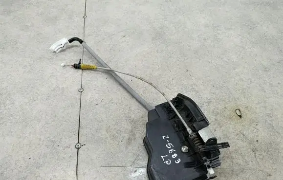 BMW 1 E81 E87 Front door lock 7202143