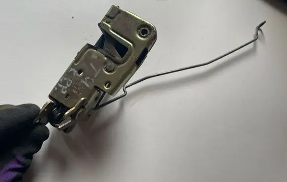 Volkswagen Transporter - Caravelle T4 Front door lock 701837015C