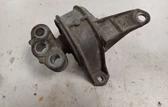 Opel Zafira A Engine mount bracket 90575772