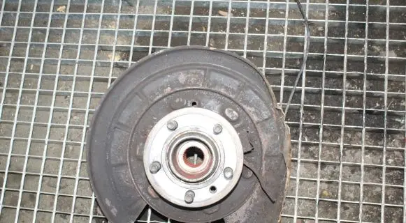 Land Rover Discovery 3 - LR3 Rear wheel hub