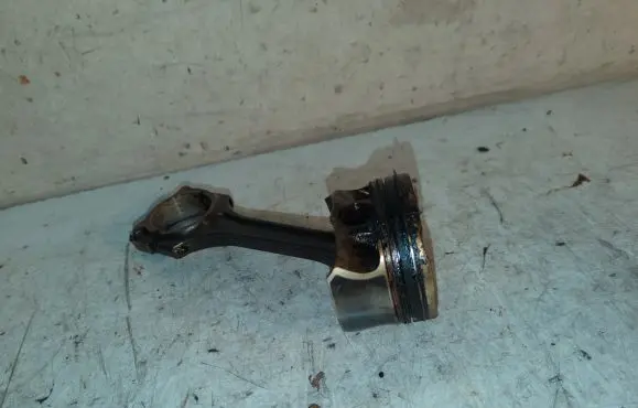 Mercedes-Benz C W205 Piston 