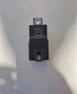 Volkswagen Jetta VII Other relay 3B0951253 V2313610063C56