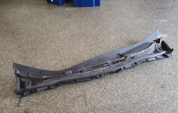 Nissan Leaf I (ZE0) Wiper trim