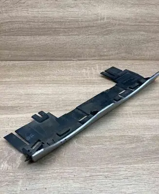 BMW 7 E38 Radiator mount bracket 8236890