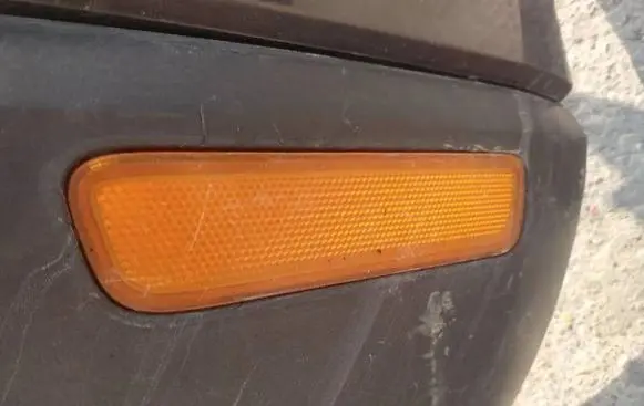 Chrysler Pacifica Front reflector 