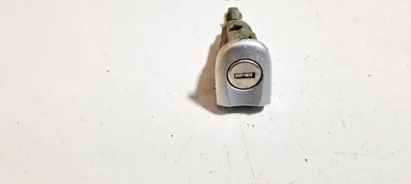 Volkswagen Golf Plus Front door lock (next to the handle) 