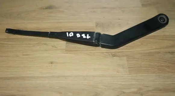 Nissan X-Trail T30 Front wiper blade arm