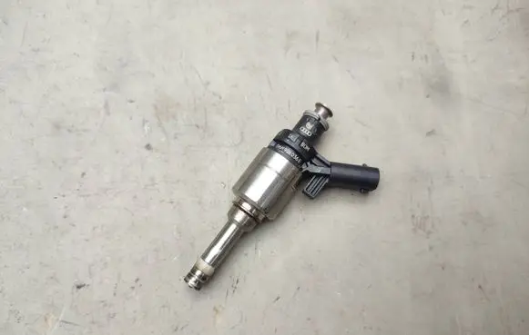 Volkswagen Scirocco Fuel injector 06H906036E 0261500059