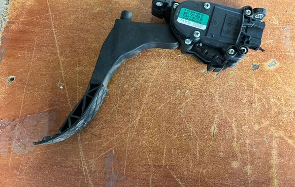 Accelerator throttle pedal