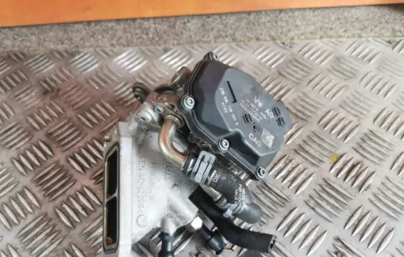 Volkswagen Golf VII Throttle valve 04L128063N