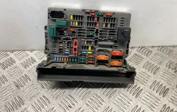 BMW 1 E81 E87 Fuse module 9119446