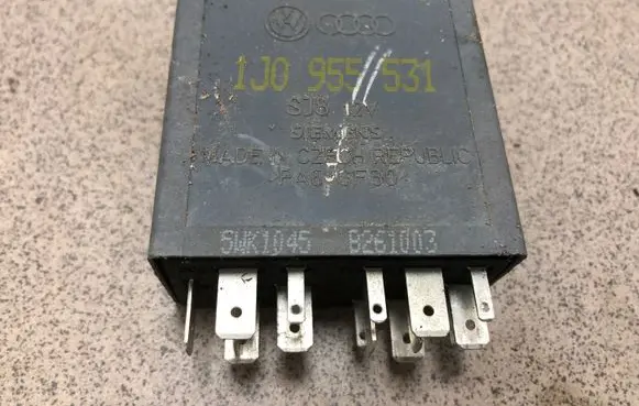 Volkswagen Golf IV Window wiper relay 1J0955531