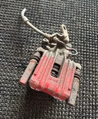 Volkswagen Jetta VI Rear brake caliper 5K0615424