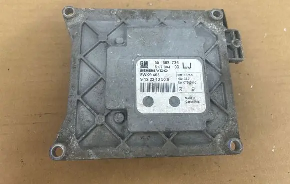Opel Zafira B Engine control unit/module 55568735 9122213500 5WK9463