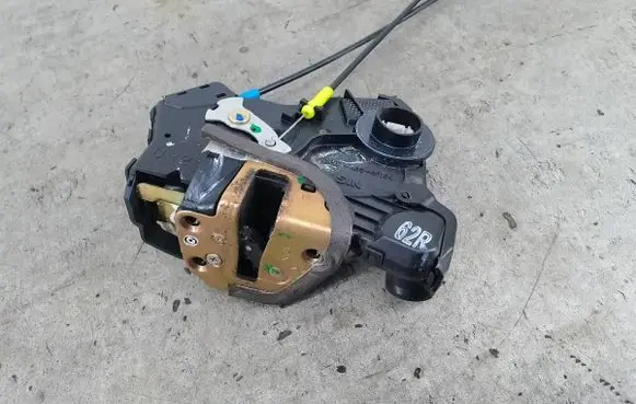 Toyota Avensis T250 Front door lock 