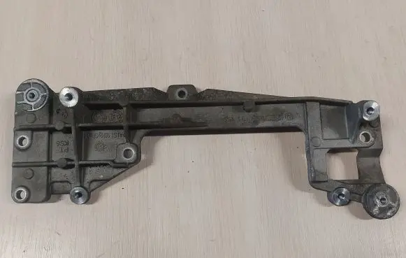Volkswagen Touran I Engine mounting bracket 03G131159