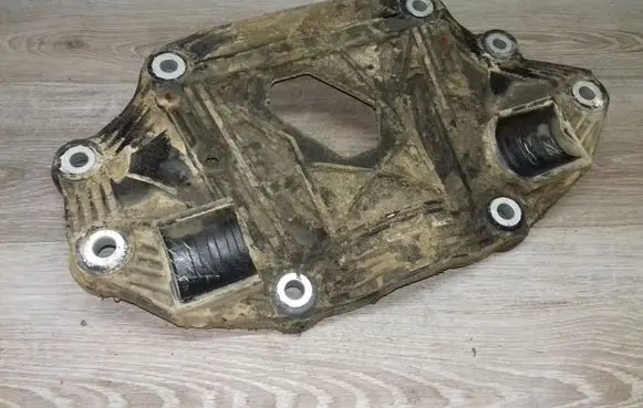 Volvo XC70 Rear differential/diff mount bracket 30639931