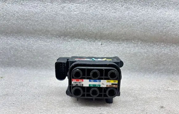 Mercedes-Benz GLC X253 C253 Air suspension valve block A0993200258