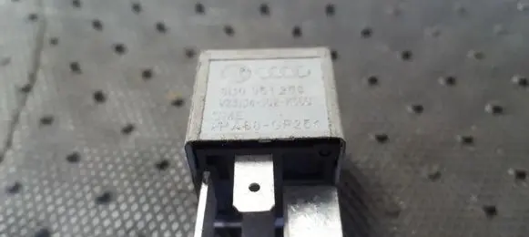 Volkswagen PASSAT B5 Other relay 8D0951253 V23134-J52-X300