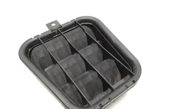 Quarter panel pressure vent