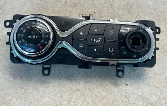 Renault Captur Climate control unit E1071162E 275100037R