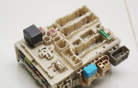 Toyota Yaris Fuse module 8273052700 6H03206 9621