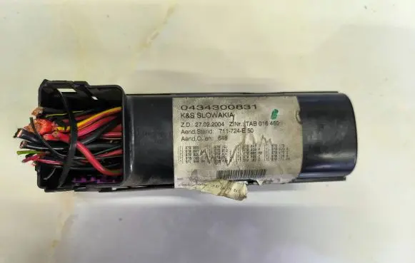 Volkswagen Touran I Fuse module 0434300831 27022004 711724E50