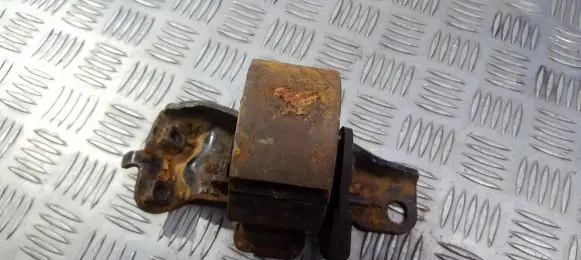 Engine mount bracket