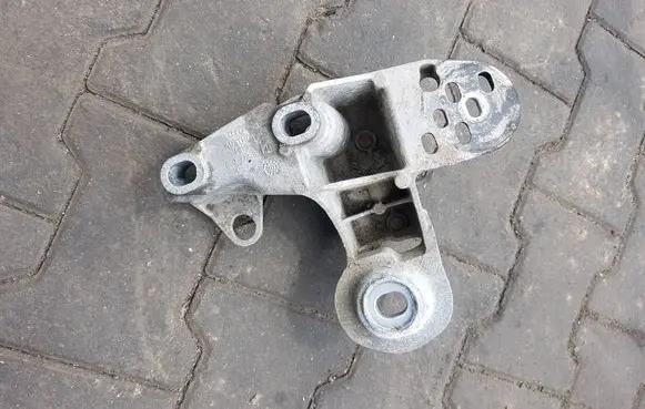 Audi A4 S4 B7 8E 8H Engine mounting bracket 8E0199351M