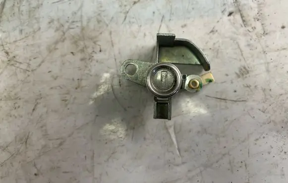 Hyundai i10 Front door lock (next to the handle) 