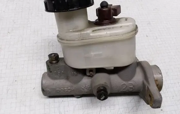Nissan Almera N16 Master brake cylinder 22157879