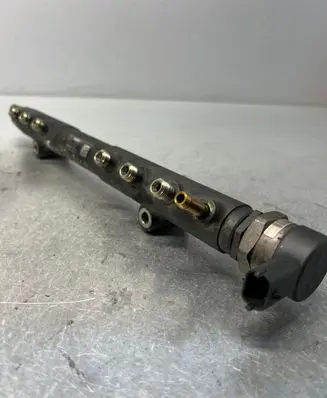 Volvo XC90 Fuel main line pipe 30757146