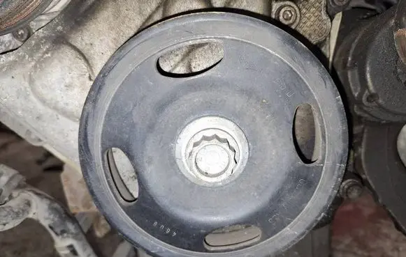 Volkswagen Golf V Crankshaft pulley 03d105255d