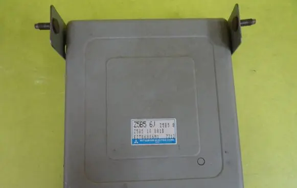 Mazda 323 F Engine control unit/module E2T86886M1 Z5B56J