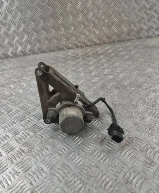 Mercedes-Benz C W205 Vacuum pump A0004303832