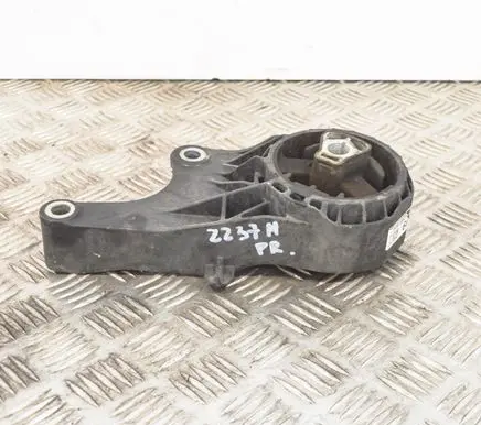 Opel Zafira C Engine mount bracket