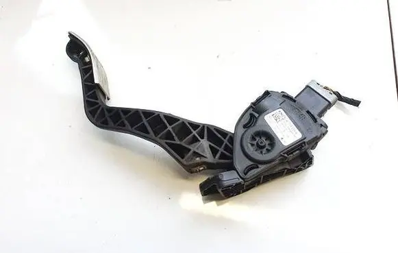 Accelerator throttle pedal