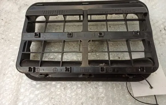 Quarter panel pressure vent