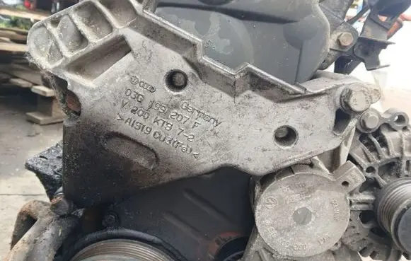 Volkswagen Touran I Engine mounting bracket 03G199207F