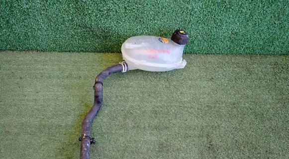 Nissan Juke II F16 Coolant expansion tank/reservoir 
