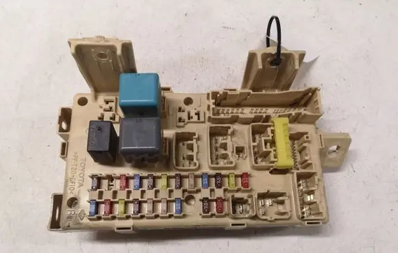 Toyota Avensis T250 Fuse module 82641CA010F 03121021235002 3500302819