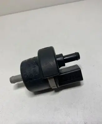 Volkswagen Golf V Valve vacuum 058133517B 052115905