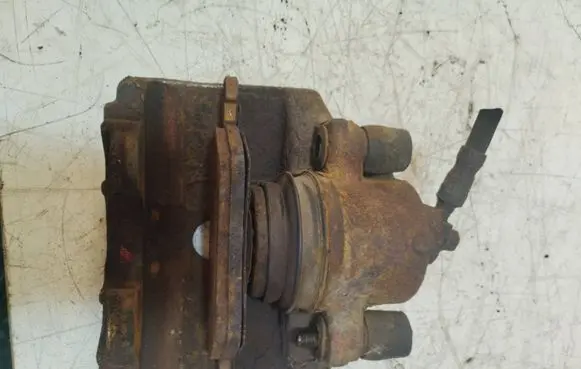 Volkswagen Golf VI Front brake caliper