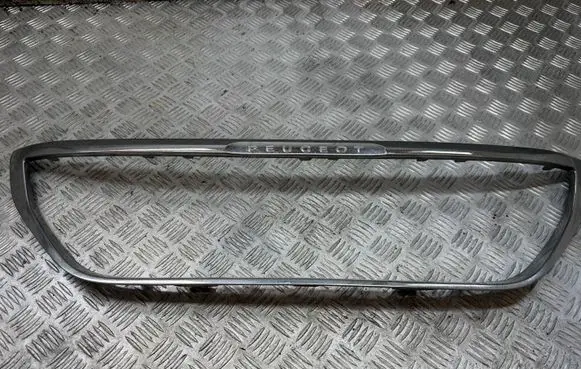 Peugeot 2008 I Front grill 9815372577