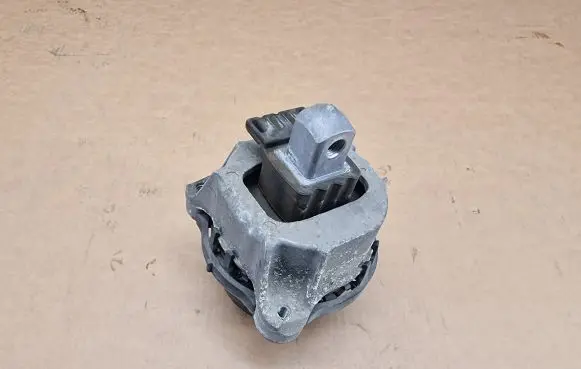 BMW 7 G11 G12 Engine mount bracket 6860478