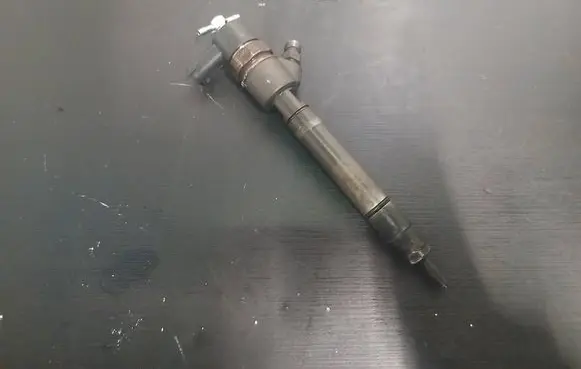 Volvo XC70 Fuel injector 30777526